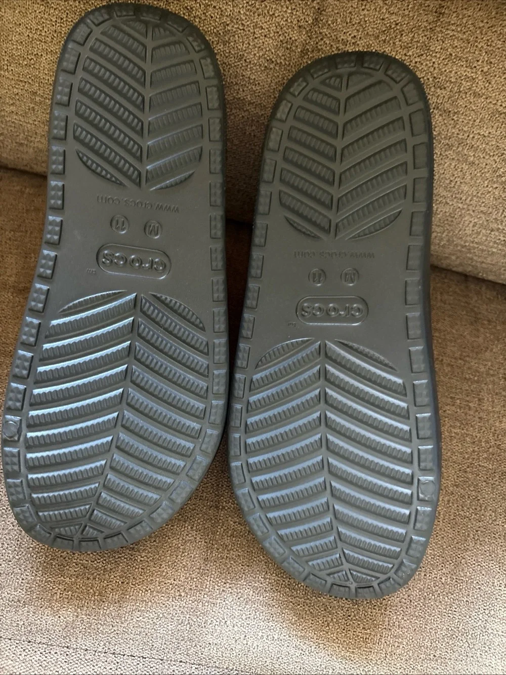 Crocs Mens 11  Crocs Black Colorful Fur Classic Sandals 2883 NEW!